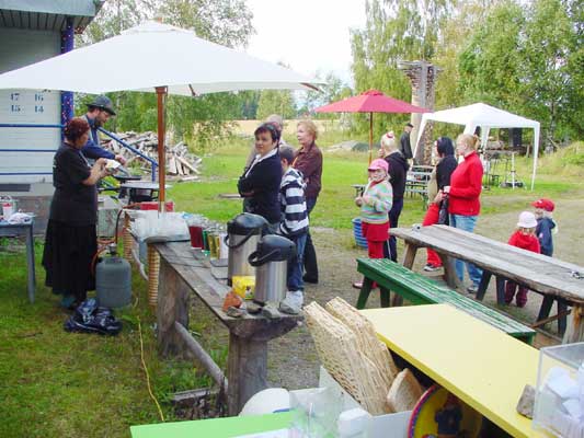 pancakes are very attractive for visitors of the taidekirppujen y�