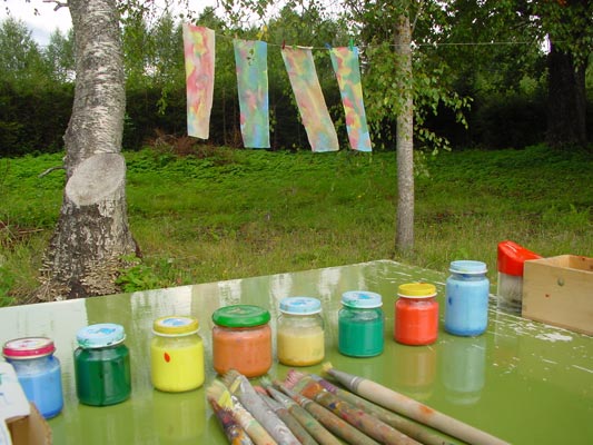 Children can also make their own colorful banner.