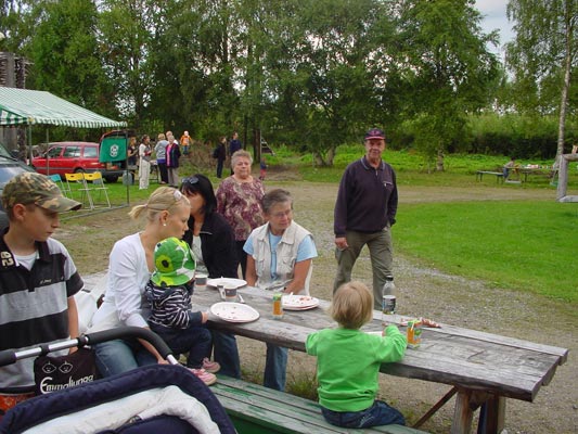 the taidekirppujen y� is a meeting point at the end of the summer.