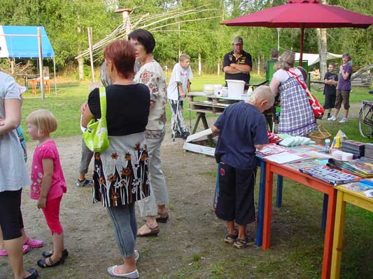 The informal ambiance invites visitors to meet artists and to see performances