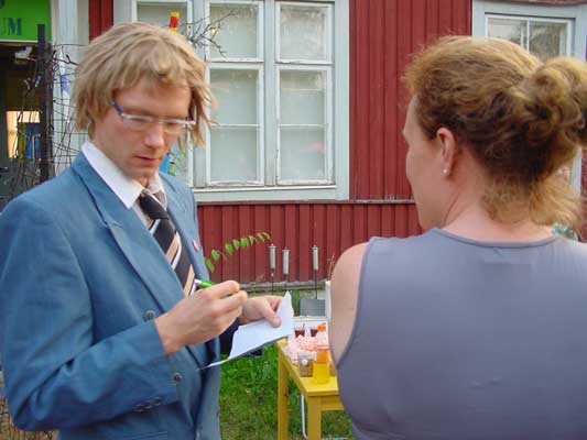 Aaronmeiden Teatterikone interviews an artists about her sorrows.