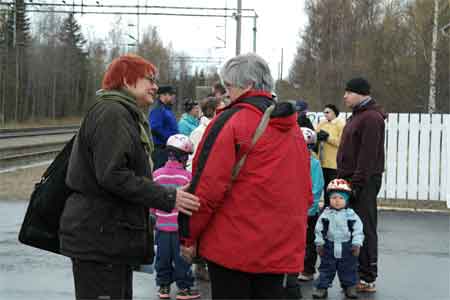 Green Party EU-parliament member Tarja Cronberg and Marja de Jong about the art works of children the railway concerning