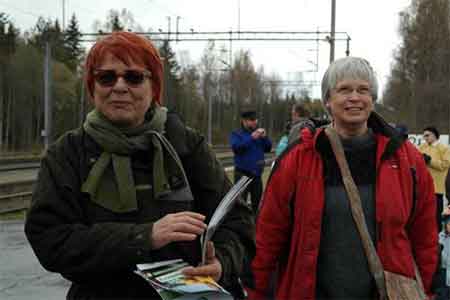 Marja de Jong offered Green Party EU parliament member Tarja Cronberg the proof of child art postcard about the Savo-Rail.